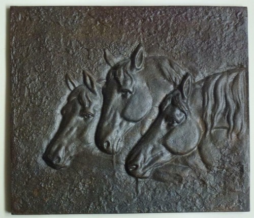 Drei pferdeköpfe flachrelief - drei,