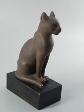 Katzenfigur ägyptischer Stil Keramik, Skulptur auf schwarzem Holzpodest / Sockel