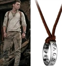 Uncharted Ring Halskette. Sic Parvis Magna. Geschenk. Leder. Metall. Neu. Top