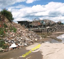 Foto 6x4 Schutt wartet darauf zerkleinert zu werden für Aggregat Broadway\/TM3978 auf c2014