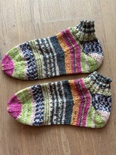 Handgestrickte Sneaker-Socken