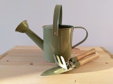 Gießkanne mit Harke und