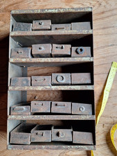 Schraubenmetall Regale alt, Antik