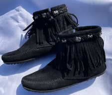 Minnetonka Ankle Boot Moccasins Hello Kitty Fransen Wildleder 38,5 schwarz *rar