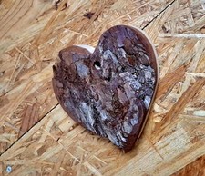 Holzherz mit Rinde zum Aufhängen