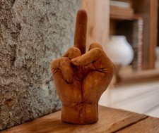 Mittelfinger Steinfigur Rost