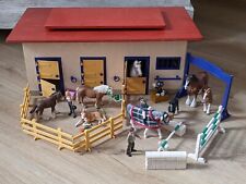 Schleich Pferdestall Holz, Reiterhof Set XL - Pferde, Menschen, Zubehör Sprünge 