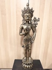 Wunderschöner Buddha stehende