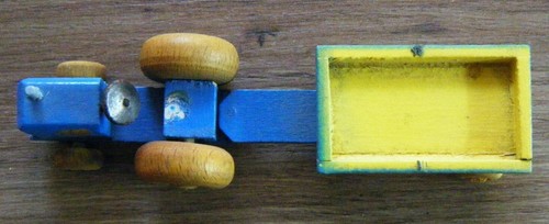 Kleiner traktor mit - mit, anhänger
