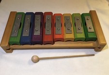 Glockenspiel ähnlich eines Xylophon   nur mit Metallklangplatten.  8 Einzeltöne