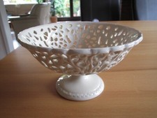 Dekoschale mt Fuß von Formano in cremeweiß