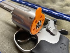 2x Revolver Sicherheitsfahne