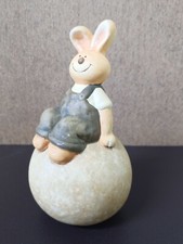 Dekorativer OSTERHASE auf Steinkugel (hohl)  20 x 13 x 13 cm
