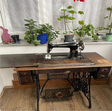 Singer Nähmaschine mit Tisch und Fußbedienung