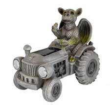 Drachenkind auf Traktor mit