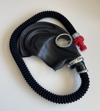 Gasmaske Mit Schlauch, Augendeckel und Luft Regelventil.