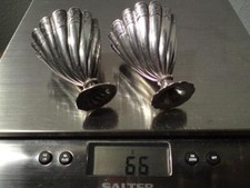 Zwei französische Pierre Queille Punze Silber (Merkurkopf) Wirbel geriffelte Eierbecher