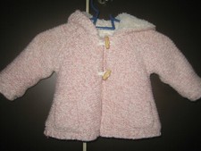 Wie neu: ZARA Mädchen Strickjacke Gr. 62 Teddyjacke mit Kapuze weiß-rosa
