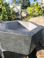 Handgefertigter Gartenschale ,Trog Brunnen & Pflanzkübel aus Naturstein – Unikat