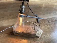 Design - Leuchte Handarbeit LED. Beleuchteter Erlenmeyer Kolben im Stativ-Chemie