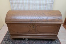 Truhe Runddeckeltruhe aus massiver Eiche Antik restauriert
