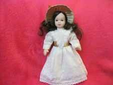 Puppenhaus-Del Prado. Porzellan Puppe mit Hut aus Sammlung.Ca: 18 cm