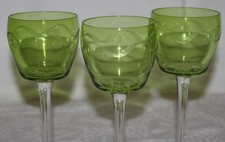 3 schöne grüne Gläser / Weingläser - - geätztes Dekor