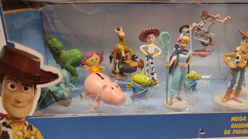 Disney store mega - store,