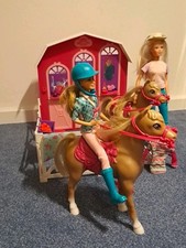Barbie Pferdestall mit Zubehör, 2 Pferde, 2 Puppen