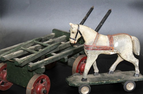 Altes holz pferd mit wagen - wagen, vor