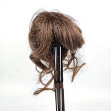 Dunkelbraune Echthaar Puppenperücke mit Pferdeschwanz, Locken, Umfang 10" bis 10,5"
