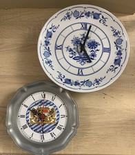 2 Wandteller Uhren - Porzellan Und Zinn Evtl. Reparaturbedürftig
