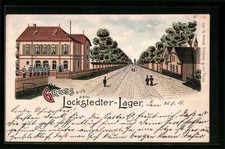 Lithographie Lockstedter Lager, Straßenpartie mit Lagereingang und Soldaten vor 