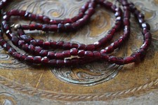 Schöne Granatkette mit facettierten Perlen