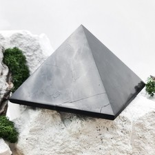 Schungit Pyramide 7 cm poliert