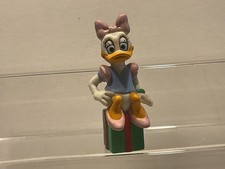 Disney Daisy Duck sitzend auf
