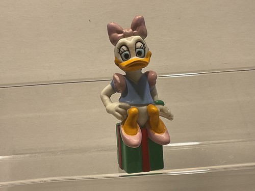 Disney daisy duck - sitzend, auf