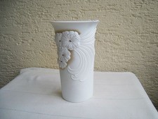 AK Kaiser Vase "Catania,"  florales Reliefmuster 19cm Biskuit Porzellan, M. Frey