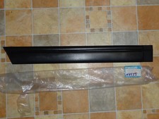 Stoß Zier Leiste hinten rechts auf der Tür Mazda 626 GC ab 7/85 G116-50-683