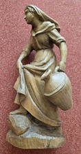 Holzfigur, Frau mit Krug / die Wasserträgerin, Handgeschnitzt aus Oberammergau