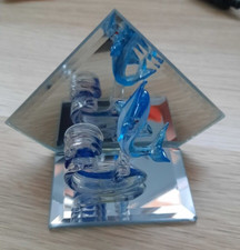 Glasfigur Delfin auf einer Welle aus Glas, Ständer mit Kunstspiegel 7 cm hoch