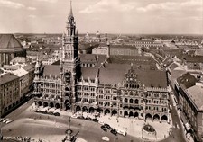 Hans-Hartz-Foto AK MÜNCHEN Rathaus, Zentrum, Luftbild 50er