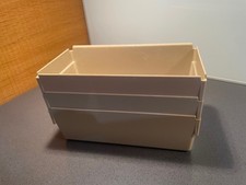 Drei Aufbewahrungskästen, stapelbar, lxbxh: 15x7x5 cm, einer mit Abplatzung