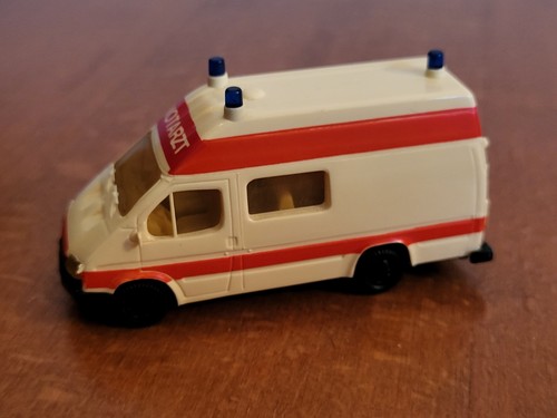 Krankenwagen modell praliné - modell,