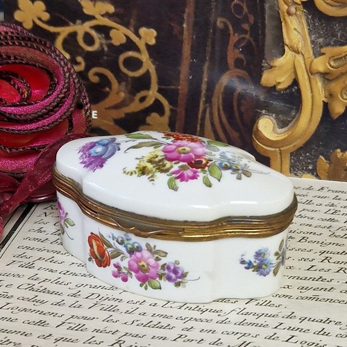 Antike deckeldose mit blüten - ,