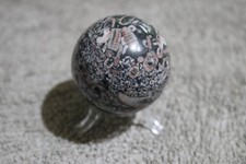 Fossiler Jaspis Kugel ca. 49 mm Edelstein Kugel Natur + Kunstoffständer