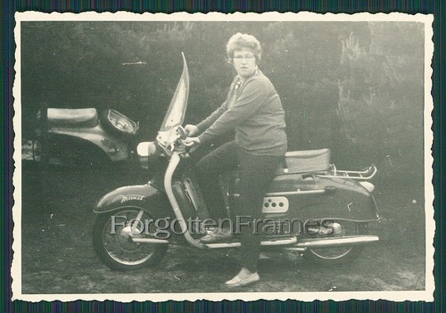 Foto frau posiert motorrad - posiert, am