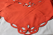 kürbisorangene Mitteldecke, Stickerei, Lochmuster, Pichler, Tischdecke