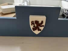 Kinderzimmer Regal Ritter Wappen Ritteroptik mit zwei Fahnenstangen 