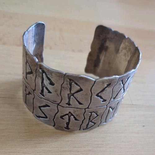Antiker armreif mit runen - armreif,